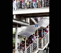 Penumpang meminta pengelola busway untuk mengantisipasi dengan menambah armada pada rute dan musim liburan seperti koridor Halimun-Ragunan ini.