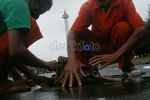 Bersih-bersih Sampah Tahun Baru di Monas