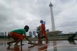 Bersih-bersih Sampah Tahun Baru di Monas