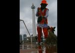 Bersih-bersih Sampah Tahun Baru di Monas