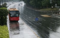 Sebuah bus TransJ melintas di jalan Thamrin. Hujan dan suasana lelah terlihat dari jalanan yang lengang. Hasan Alhabshy/detikcom