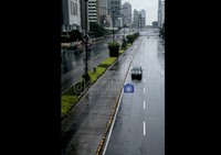 Jalanan lengang namun licin tetap memaksa pengendara berjalan pelan karena jalan yang basah. Hasan Alhabshy/detikcom