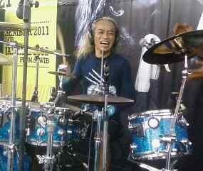 Ambisi Kunto Jadi Penggebuk Drum 121 Jam Tercapai