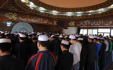 Ratusan Warga Muslim China Bentrok dengan Polisi