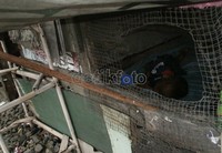 Seorang anak kecil sedang tertidur di dalam kamar berukuran 1x1 meter. Lingkungan yang tidak bersih sering membuat anak-anak di kawasan ini mudah terserang penyakit.  Hasan Alhabshy/detikcom.