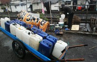Air PDAM ini dijual seharga Rp 1.000,/10 liter. Hasan Alhabshy/detikcom.