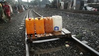 Setiap harinya ada orang yang mendorong gerobak untuk  berjualan air bersih kepada warga. Hasan Alhabshy/detikcom.