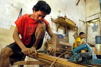 Para buruh yang bekerja di pusat produksi mebel Klender, Jakarta, kebanyakkan hidup merantau. Mereka rela bekerja keras dan beradu nasib di kota metropolitan Jakarta, untuk menghidupi keluarga di kampung halaman. Rengga Sancaya/detikcom