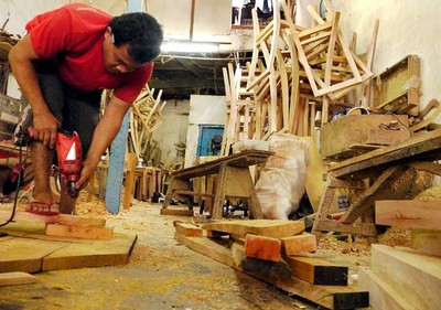 Kerja Keras Buruh di Awal Tahun 2012
