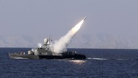 Iran menjajal misil jarak jauh dalam latihan perang di Selat Hormuz, Minggu (1/1/2012). Misil jarak jauh ini dilengkapi teknologi terbaru untuk menghindari terget radar dan sistem yang dapat menangkal navigasi misil. Reuters/Jamejamonline/Ebrahim Norouzi.