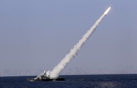 Peluncuran misil dan latihan perang Iran dimaksudkan untuk menunjukkan kemampuan militer Iran pada Amerika Serikat (AS) dan negara-negara Barat lainnya yang saat ini sedang meningkatkan tekanannya atas program nuklir Iran. Reuters/Jamejamonline/Ebrahim Norouzi.