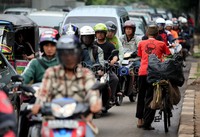 Kemacetan menjadi menu wajib warga ibukota. Usulan memindahkan ibukota pemerintahan ke luar Jakata untuk mengurangi kemacetan, dianggap pemerintah sebagai angin lalu.