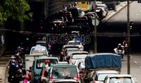 Buruknya transportasi massal yang aman aman dan nyaman mendorong populasi mobil tumbuh sebebas-bebasnya. Uniknyanya, pemerintah provinsi membiarkan fenomena ini berlanjut. Diprediksi, pada 2014 lalu-lintas macet total karena jumlah volume mobil tidak terbendung.