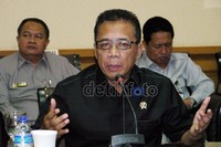 Menteri Koordinator Politik Hukum dan Keamanan Indonesia, Marsekal TNI Purnawriwan Djoko Suyanto menerima hasil laporan TGPF yang memberikan hasil penelusuran jumlah korban dalam kerusuhan yang terjadi di Mesuji. Rengga Sancaya/detikcom.