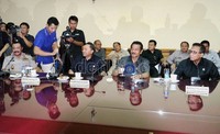Menteri Koordinator Politik Hukum dan Keamanan Indonesia, Marsekal TNI Purnawriwan Djoko Suyanto (kanan), didampingi Menteri Dalam Negeri Gamawan Fauzi,  Kapolri Jendral Timur Pradopo, Menteri Kehutanan  Zulkifli Hasan, memberikan keterangan mengenai laporan hasil temuan TGPF. Rengga Sancaya/detikcom.