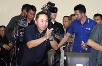 Menteri kehutanan Zulkifli Hasan berpamitan usai acara hasil pelaporan dari TGPF. Rengga Sancaya/detikcom.