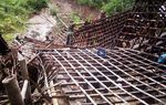 Bukit Menoreh Longsor 5 Rumah Roboh