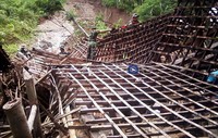 Warga dibantu TNI membersihkan puing-puing rumah. Parwito/detikcom.