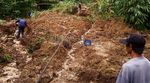 Bukit Menoreh Longsor 5 Rumah Roboh