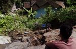 Bukit Menoreh Longsor 5 Rumah Roboh