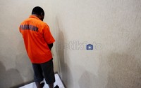 Atas perbuatannya, tersangka dijerat dengan Pasal 378 KUHP tentang penipuan dan atau Pasal 28 ayat (1) jo Pasal 45 ayat (2) UU RI No 11 Tahun 2008 tentang Informasi dan Transaksi Elektronik dan atau Pasal 263 ayat (2) KUHP dan atau Pasal 3 UU RI No 8 Tahun 2010 tentang pencegahan dan pemberantasan tindak pidana pencucian uang.