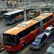 Ban TransJ Menggelinding Hantam 4 Mobil di Matraman