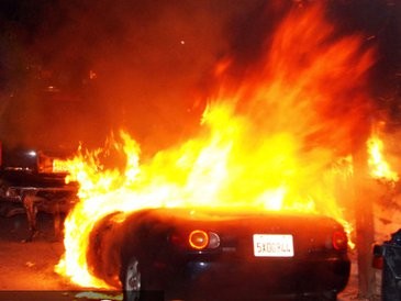 Puluhan Mobil di LA Dibakar Orang Tak Dikenal