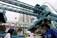 Alat berat masih menyelesaikan pembangunan jalan layang di Jalan Satrio. Megaproyek Orchard Road made in Jakarta  ini akan terbentang dari perpotongan Jalan Sudirman-Jalan Prof Dr Satrio hingga mulut Jalan Cassablanca.