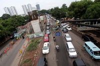 Sejumlah alat berat masih menyelesaikan pembangunan jalan layang di Jalan Satrio. Sementara arus lalu lintas di Jalan Satrio tersendat akibat proyek tersebut.