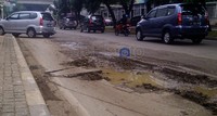 Kondisi hujan membuat jalanan tersebut bertambah becek dan licin.