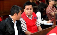 Masyhuri berbincang dengan kuasa hukumnya, Edwin Partogi sebelum sidang dimulai. Masyhuri terbukti melakukan perbuatan yang memenuhi unsur pasal 263 KUHP tentang pemalsuan surat.