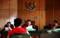 Ketua majelis hakim Herdi Agustin membacakan vonis. Menyatakan terdakwa dengan hukuman pidana 1 tahun penjara dikurangi masa tahanan yang telah dijalani terdakwa, kata Herdi.