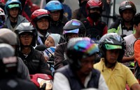 Ada baiknya mengenakan masker buat si kecil supaya terhindar dari asap knalpot.