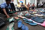 Ribuan Sandal Siap Disumbangkan ke Kapolri