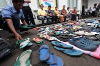 Ribuan pasang sandal berbagai jenis itu dikumpulkan dari posko peduli AAL di berbagai daerah. AAL terancam hukuman 5 tahun karena dianggap mencuri sandal milik polisi kesatuan Brimob berpangkat Briptu.