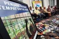 Hadir dalam pengumpulan tersebut para aktivis dan pemerhati masalah-masalah anak. Mereka menyayangkan sikap dingin polisi yang terlalu kaku menerapkan hukum.