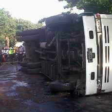Roda Selip, Truk Tronton Terguling Timpa Warung Nasi