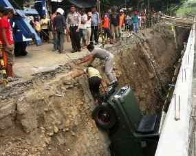 Jeep Masuk Galian Irigasi Sedalam 4 Meter, Pengemudi Selamat