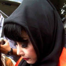 Bacakan Pledoi, Adik Malinda Dee Menangis Ingat Suami & Anak