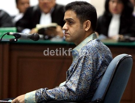 Mata Terpejam & Dipapah, Nazaruddin Tinggalkan Pengadilan Tipikor