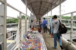 Tak Ada Lapak Berjualan, Jembatanpun Jadi