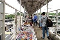 Para pejalan kaki yang ingin menuju halte busway melewati lapak dangangan yang menjamur di JPO. Rengga Sancaya/detikcom