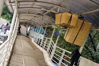 Barang dagangan pun menjadi hiasan di sepanjang JPO. Seperti terlihat kardus yang berisi dagangan disangkut ditiang besi JPO. Rengga Sancaya/detikcom