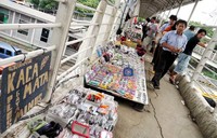 Menjamurnya lapak dagangan membuat pejalan kaki yang menggunakan fasilitas JPO merasa kurang nyaman. Rengga Sancaya/detikcom