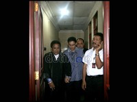 Didampingi kuasa hukumnya, Nazaruddin meninggalkan ruang sidang. Ramses/detikcom.