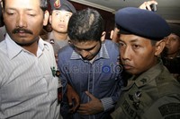 Terdakwa kasus suap wisma atlet ini meninggalkan ruang pengadilan dengan dipapah oleh polisi. Ramses/detikcom.