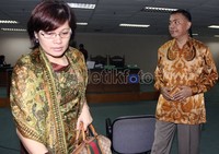 Rosa berjalan meninggalkan ruang sidang Pengadilan Tipikor, Jakarta. Ramses/detikcom.
