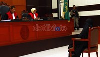 Istri Umar Patek Rukayah alias Fatimah Zahra mendengarkan vonis yang dibacakan mejelis hakim. Hasan Alhabshy/detikcom.