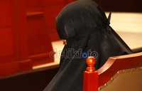 Istri Umar Patek tertunduk saat mendengarkan vonis yang dibacakan mejelis hakim. Hasan Alhabshy/detikcom.