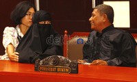 Istri Umar Patek berbincang dengan penasehat hukumnya. Hasan Alhabshy/detikcom.